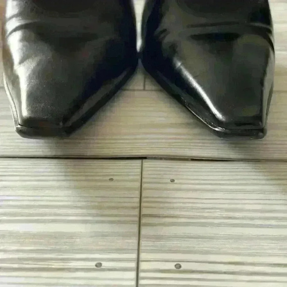 Donald Pliner women’s point toe black leather elastic gusset ankle booties 8 - Picture 7 of 8